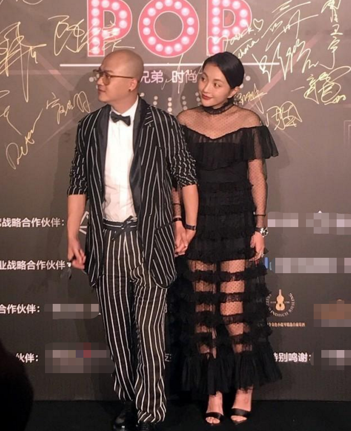 包贝尔包文婧牵手秀恩爱，一个穿条纹西装一个透视裙，看着挺登对