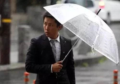 日本人为什么雨天喜欢打透明长柄伞，却很少人用折叠雨伞？