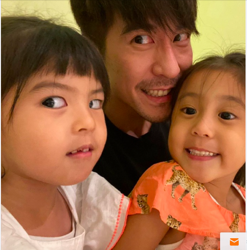 修杰楷组织女儿自拍，咘咘全程参与，梧桐妹娇羞波妞使劲翻白眼