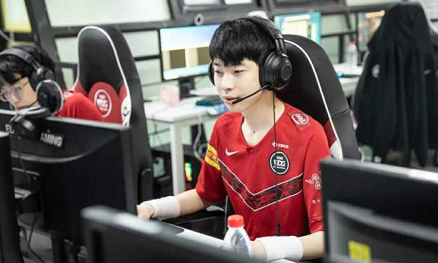 Does LPL player person set collapse? Small Yu Ji: The pin money that takes me to give opens a room! By king of sea of real hammer into shape