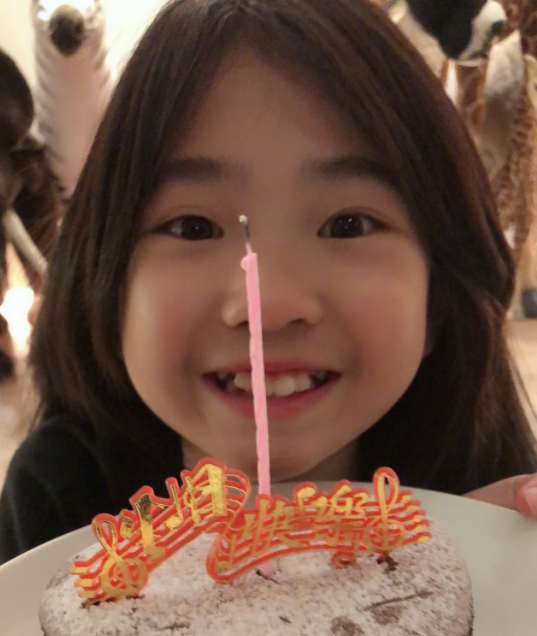 曹格女兒長大變女神！ 穿白衣短裙露小鳥腿，氣質溫柔被讚仙女下凡