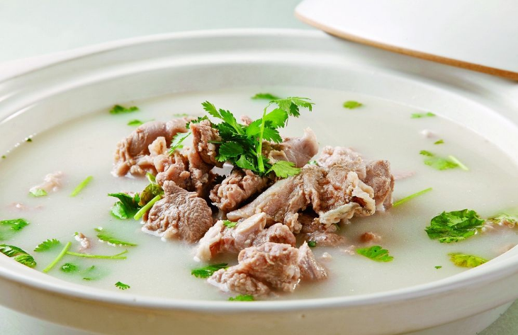 How to stew the mutton soup to make it thick and white, what method is used to remove the mutton smell, and should I add spices?