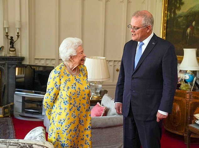 95岁英女王轻松玩转碎花裙！穿黄色碎花裙接见外宾，老奶奶太时髦