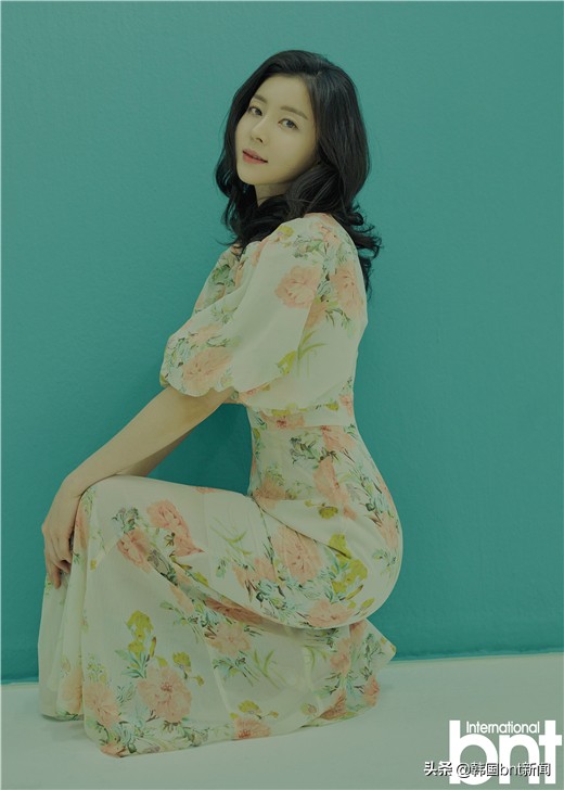 「bnt PHOTO」朴荣邻拍摄bnt写真 干练造型展现高贵知性魅力
