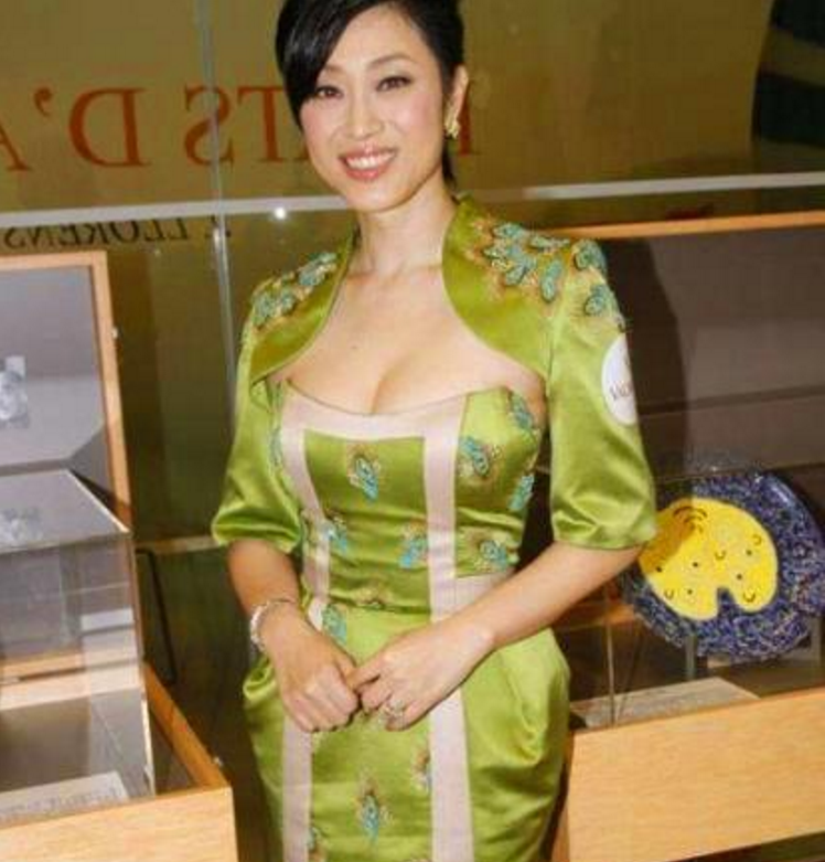 她情路坎坷：被李嘉欣老公抛弃，周慧敏老公抛