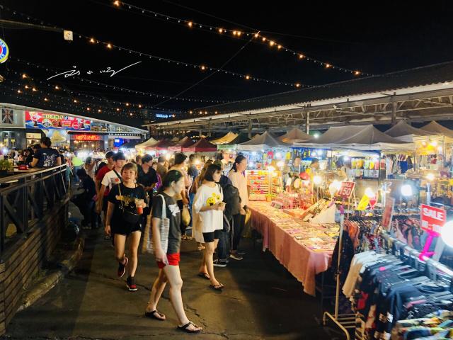 Thailand’s most lively "net celebrity" night market, crowded with people every day, many Chinese tourists go to check in