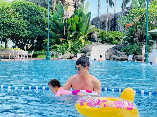 杨怡罗仲谦互庆生日，晒一家三口温馨日常，1岁女儿颜值高像爸爸