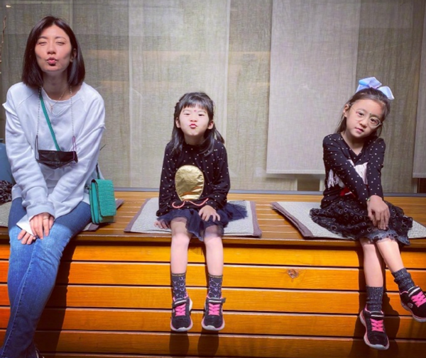 賈靜雯曝女兒患先天眼疾，5歲戴600度眼鏡，險錯過黃金治療期