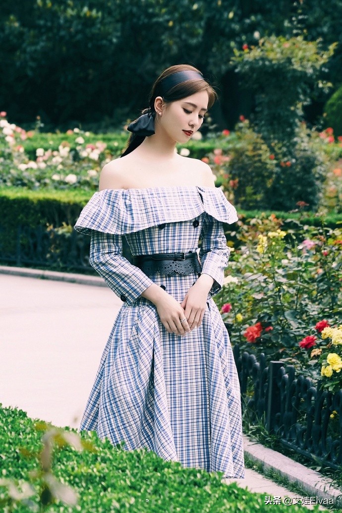 刘诗诗不靠儿子靠颈上热门，穿露肩裙秀天鹅颈