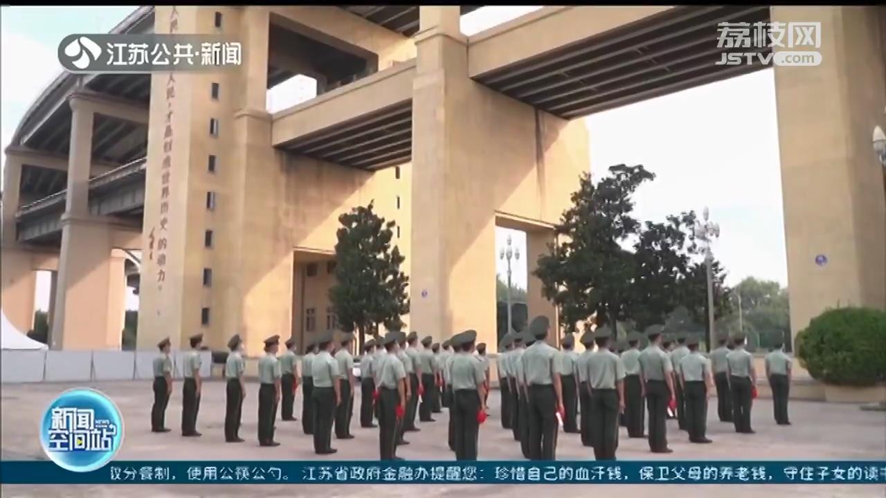退伍季：鲜花映红“守桥兵”的脸 南京长江大桥因你更壮美