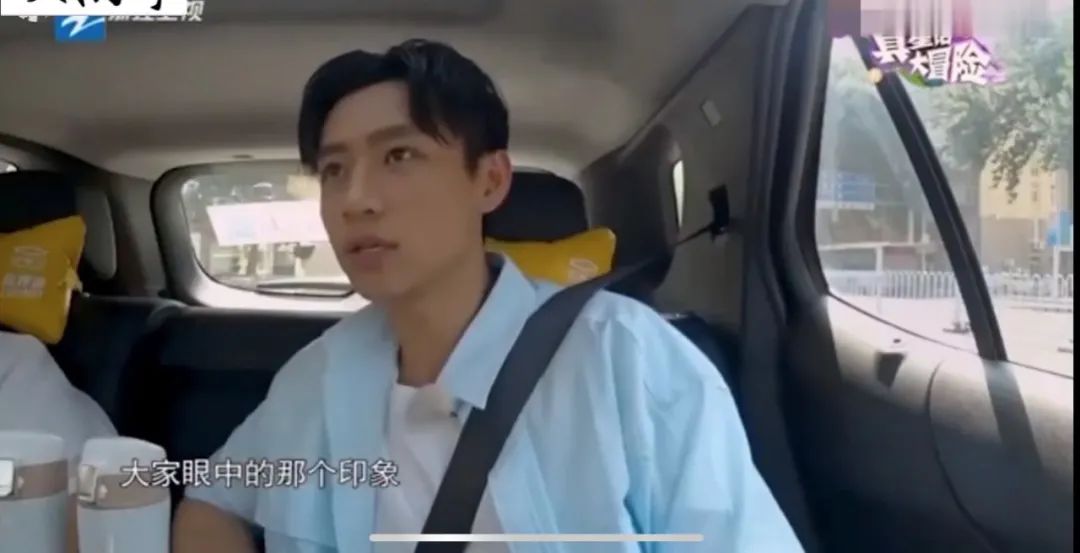 郑爽落泪自称太懂事，镜头背后却总在搞事情，魏晨一语道破真相