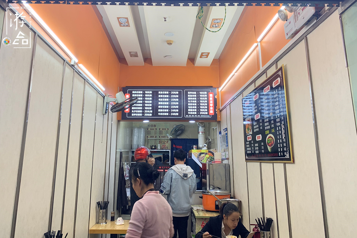 重庆街头餐馆多，面积小但五脏俱全，经营者还都是夫妻