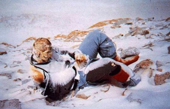 珠穆朗玛峰上的复活人图片