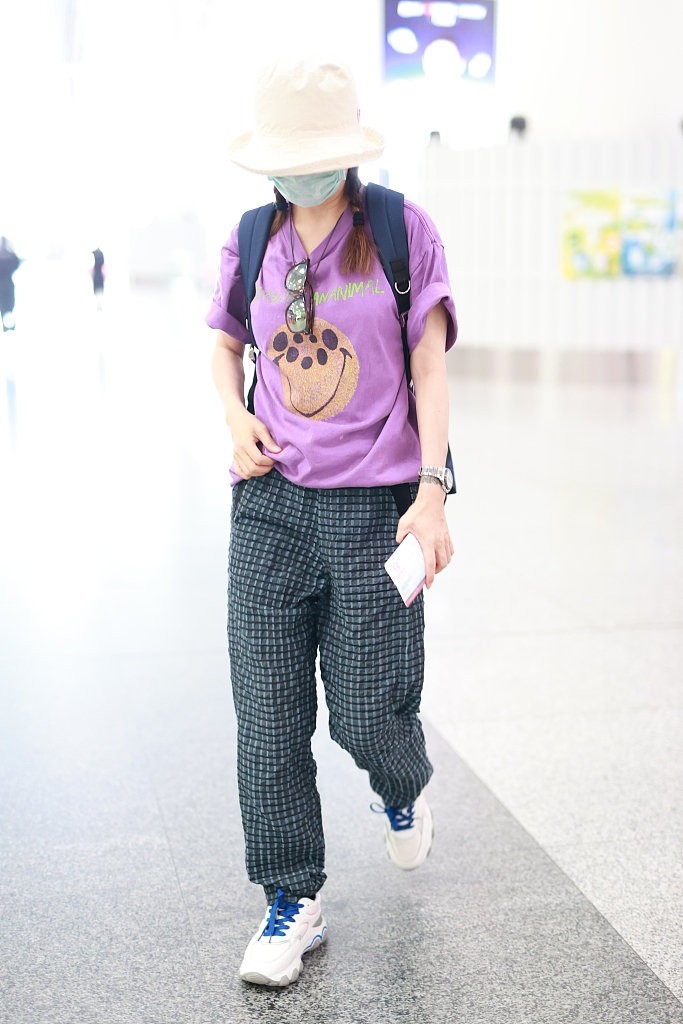 赵薇与窦靖童偶遇闲聊，45岁赵薇打扮似邻家少女，两人裤子吸睛