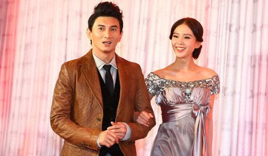 吴奇隆夫妻合体带娃，面容沧桑显老，网友：这