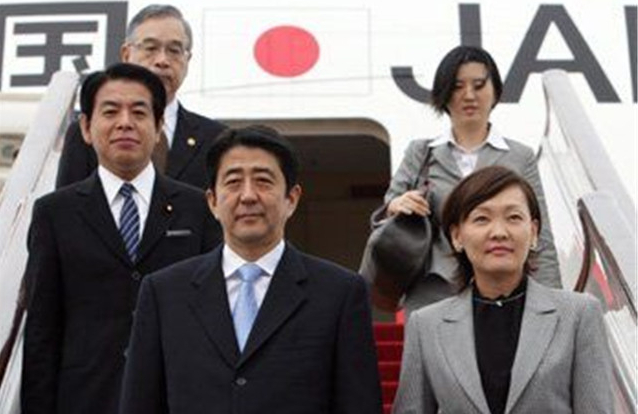 身为前首相夫人，却忙于追星喝酒，夜不归宿，安倍还能忍多久？