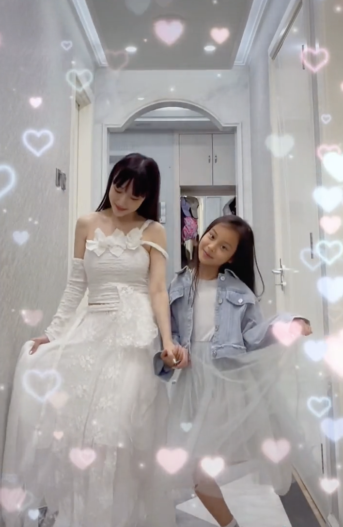 李小璐母親節曬母女視頻，各種風格切換，甜馨身高直逼媽媽肩膀
