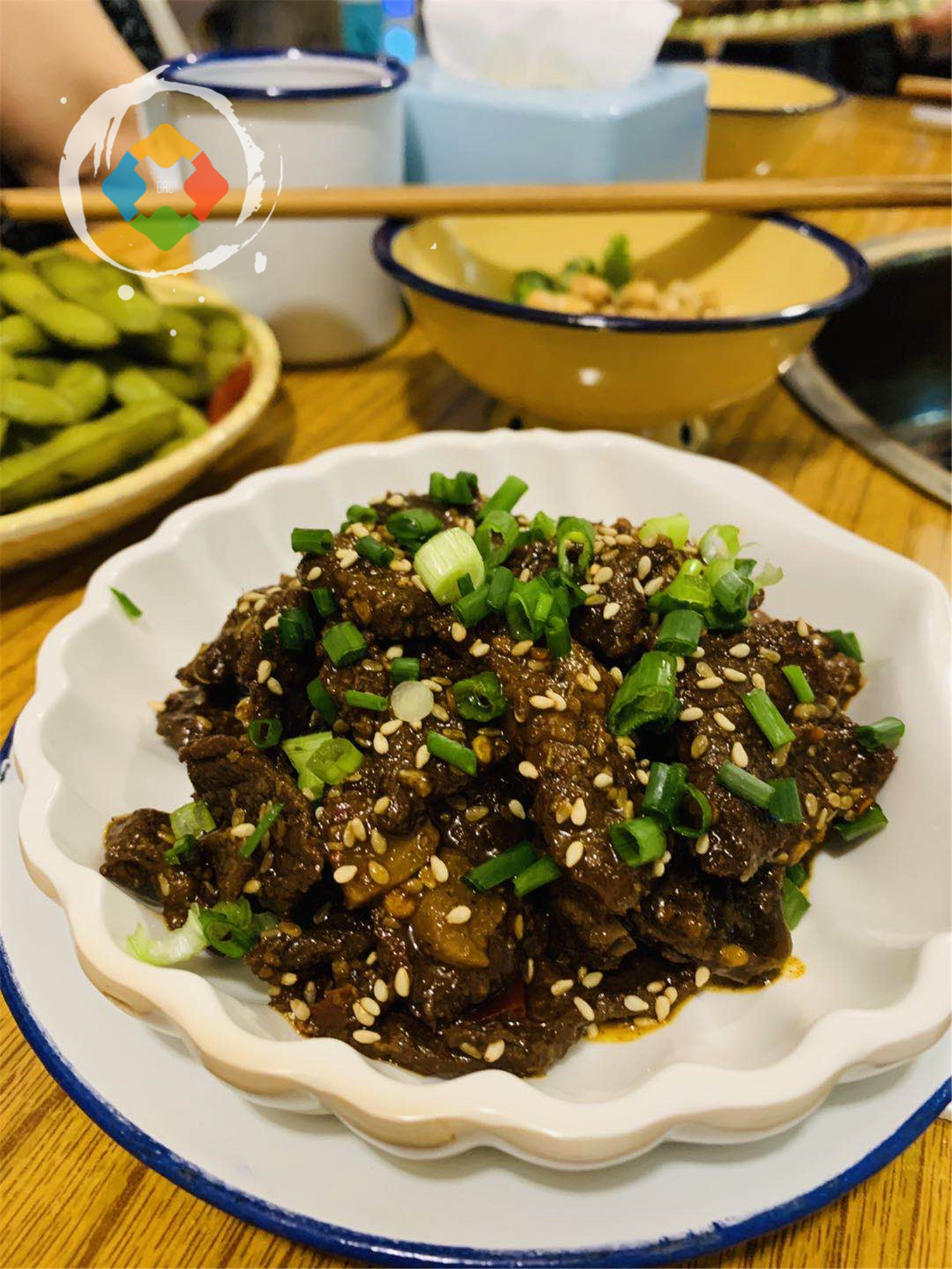 重庆80后和卖鱼的杠上了，店门前打出标语：吃鱼不如吃蛙