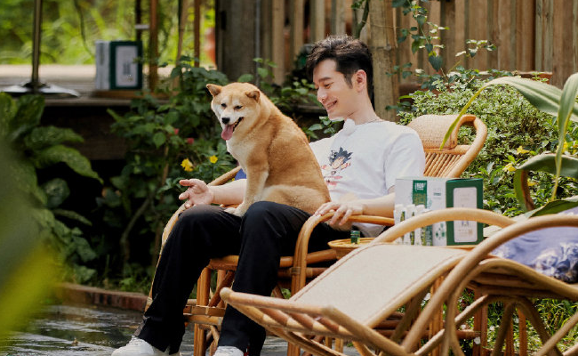 黄晓明《向往》撑伞引争议，看过正片才知道的