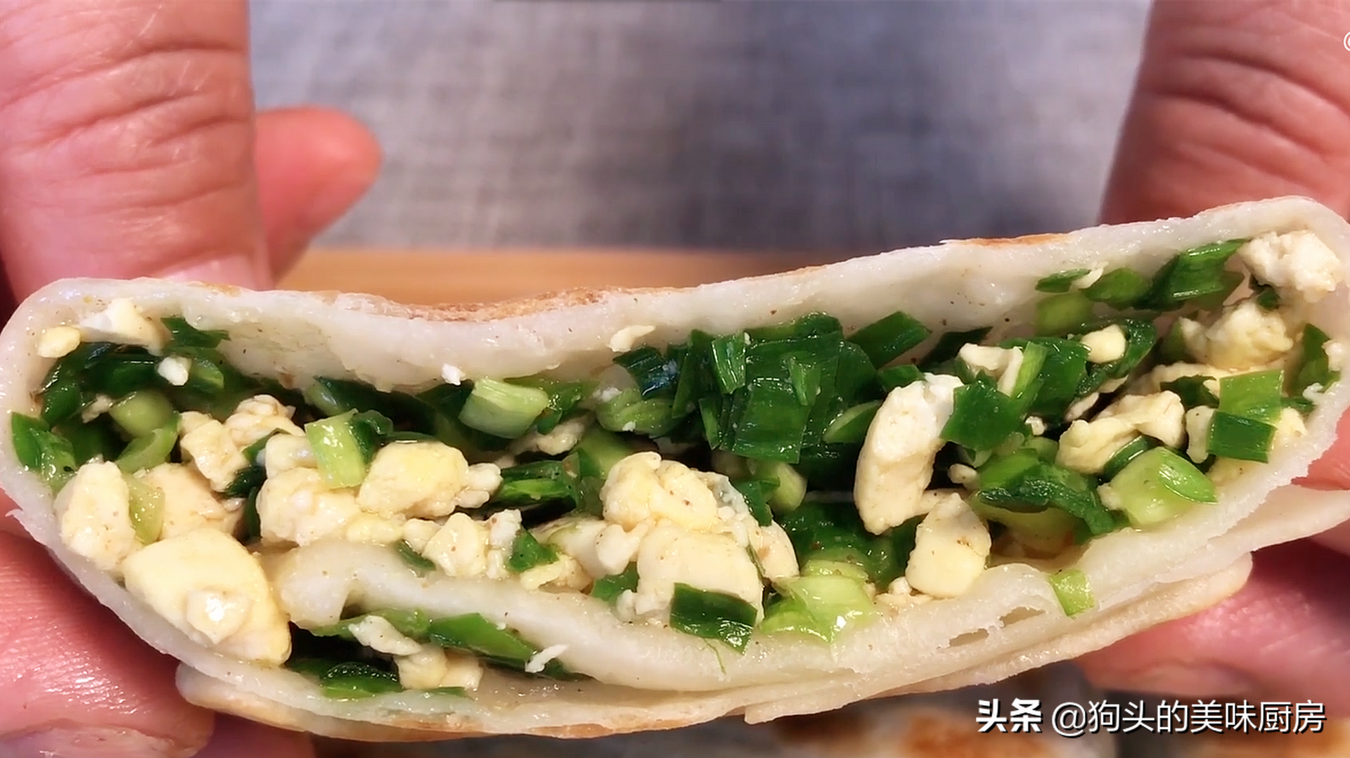 韭菜加豆腐，我家隔三天吃一次，外酥里嫩，飯店都吃不到，太香了