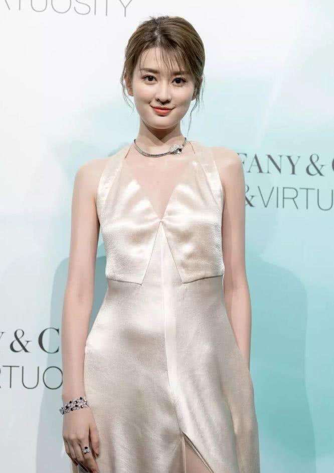 乔欣上大学17岁，肖战上大学19岁，看到郑爽！网