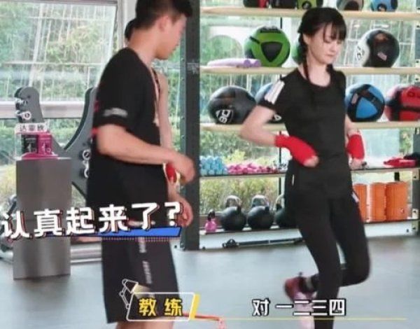 郑爽做运动太累直接蹲下去，却忘记穿的是紧身