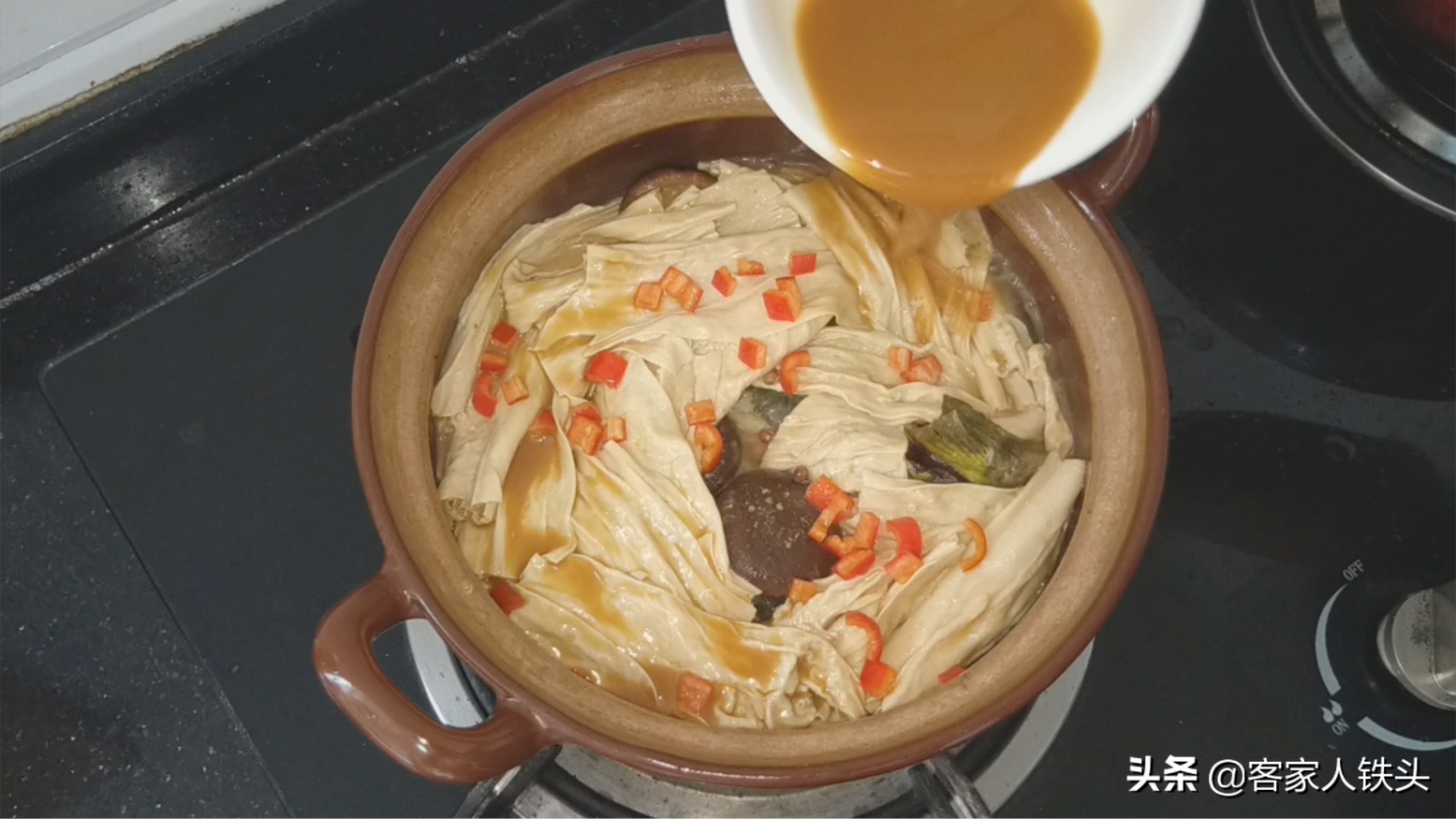 3条鱼一把腐竹，我家吃鱼10顿有5顿这样做，汁香下饭没腥味