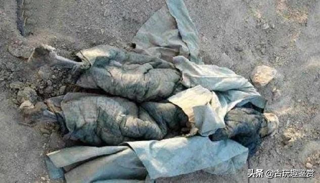 新疆火焰山出土6具干尸，一身清朝服饰很像僵尸，工人吓得报警