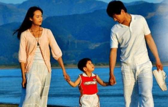 她17岁被邀上春晚，当红时却嫁给外卖小哥，如今