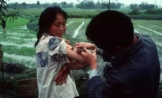 老照片：80年代的中国，没有攀比，做饭的渔家姑娘是那么单纯