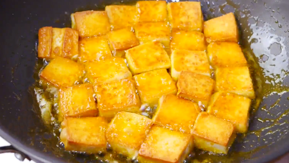 香菇燉豆腐越燉越好吃，做法簡單，出鍋香氣四溢，湯汁配米飯也香