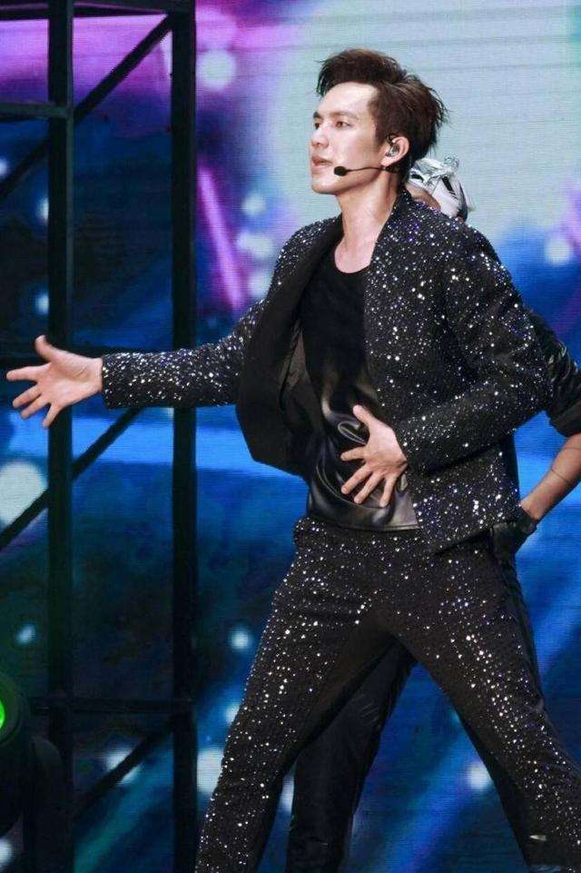 这是特定的领舞年龄？张艺兴29岁，王嘉尔26岁，最后一个刚成年