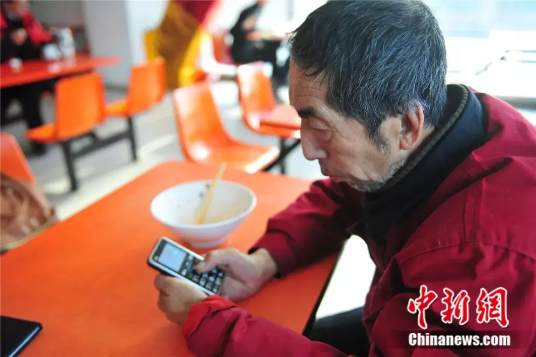 保洁员大爷30年资助40余贫困学子,为做慈善卖掉自家住房
