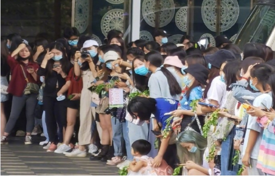 粉丝操作超硬核！因“香菜”上热搜的男人，王一博
