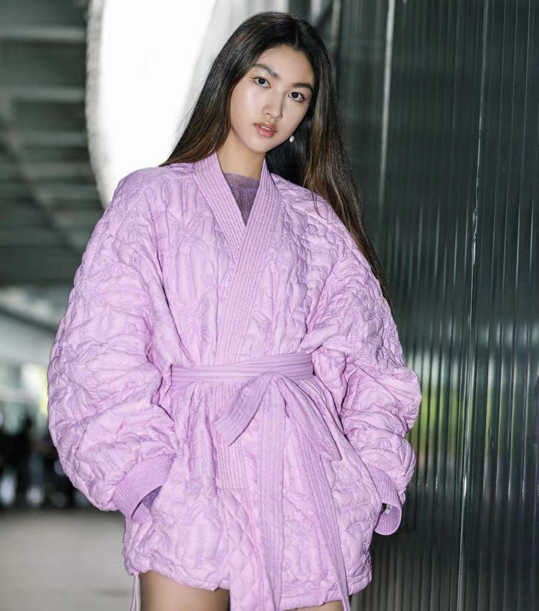 任达华16岁女儿褪去稚气，画大红唇晒女人味，慢慢从清纯变美艳