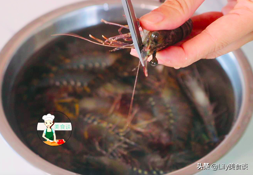 煮白灼蝦時，沸水下鍋就錯了，大廚教你一招，蝦肉鮮嫩多汁又不腥