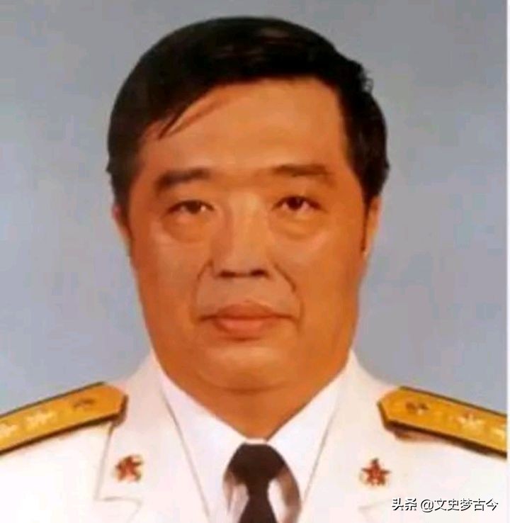他毕业于清华大学，海军中将，原海军副司令员，辽宁舰的头号功臣