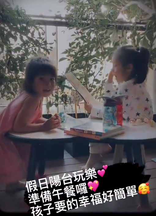 賈靜雯曬女兒假日，波妞穿小裙打扮隆重聽咘咘講故事，直言很幸福