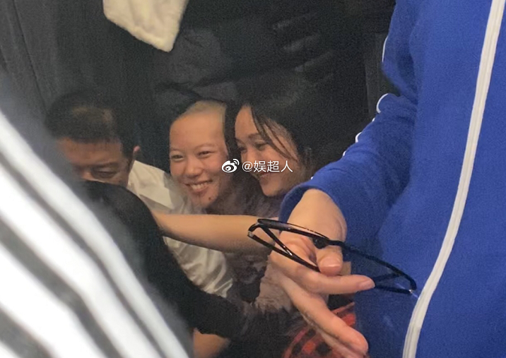 周迅离婚引热议，27年恋爱史不输情敌王菲，天后