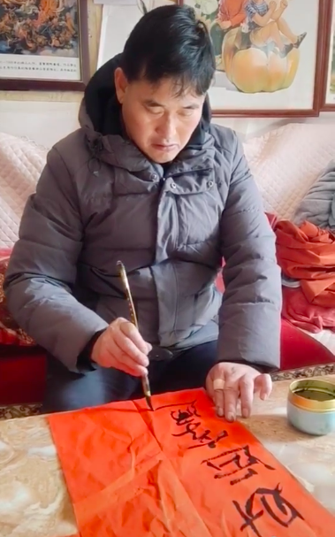 大衣哥写春联又翻车，问人后仍写错别字，还被网友问价喊话求卖