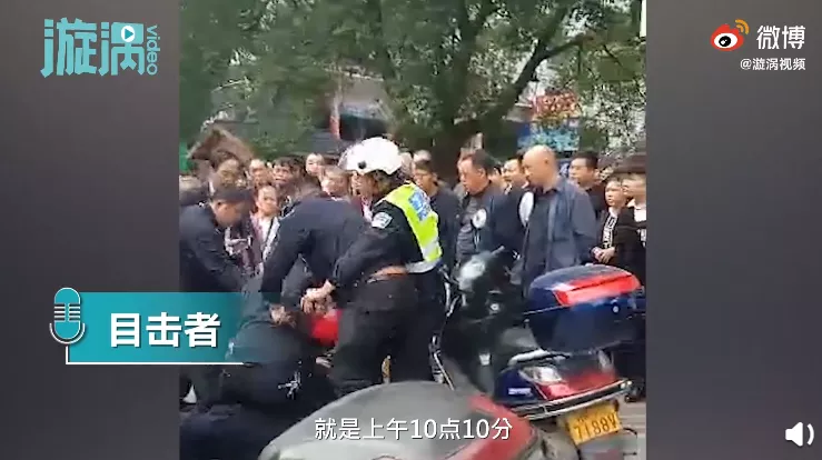 街头男子套绳被女子牵着跪行,民警查问【三分钟法治新闻全知道】