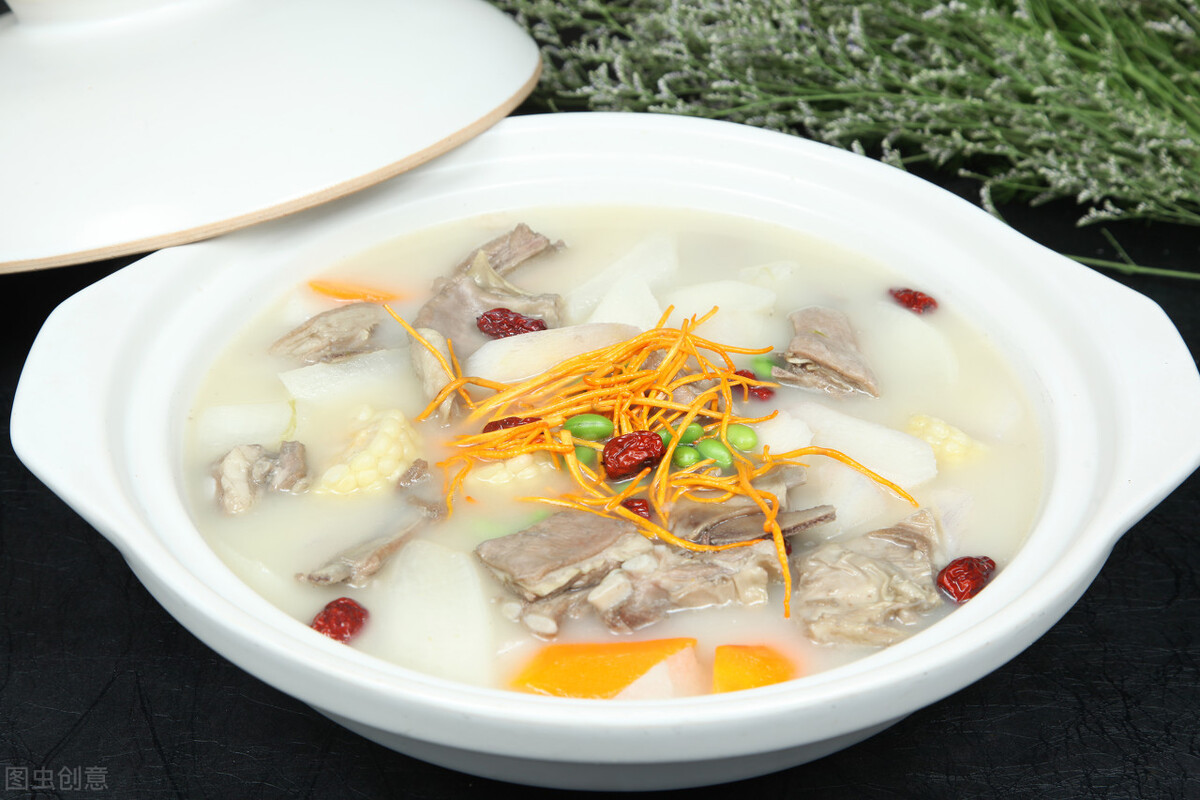 炖羊肉时，要想羊肉炖出来软烂没膻味，2种香料记得放，真的管用