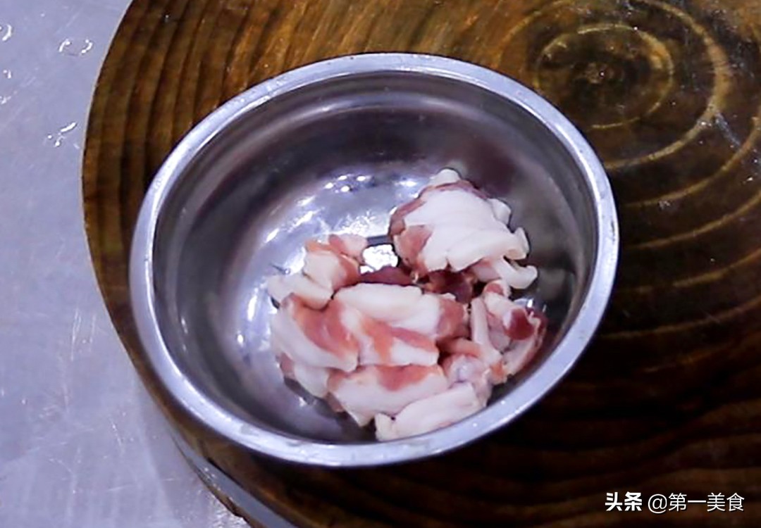 一塊五花肉，一塊豆腐，廚師長分享秘制做法，金黃香酥又不膩