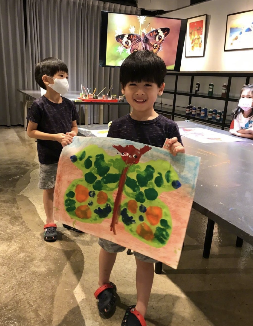 林志穎曬4歲雙胞胎兒子學漢字，雙子星寫複雜的繁體字，字跡工整