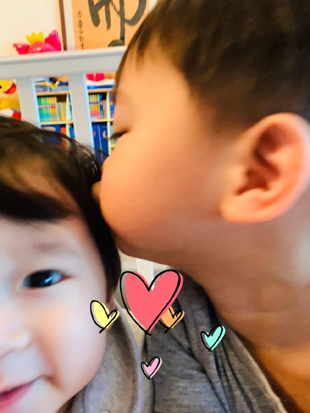 胡杏儿两个儿子视频聊天，同款笑容超治愈，五官相似像在照镜子