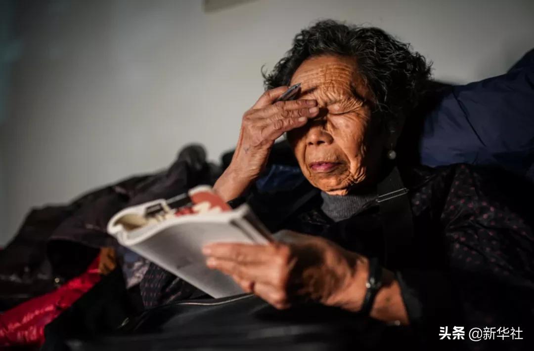90岁“诚信奶奶”十年还债2077万，如何让更多人见贤思齐 | 每日快评