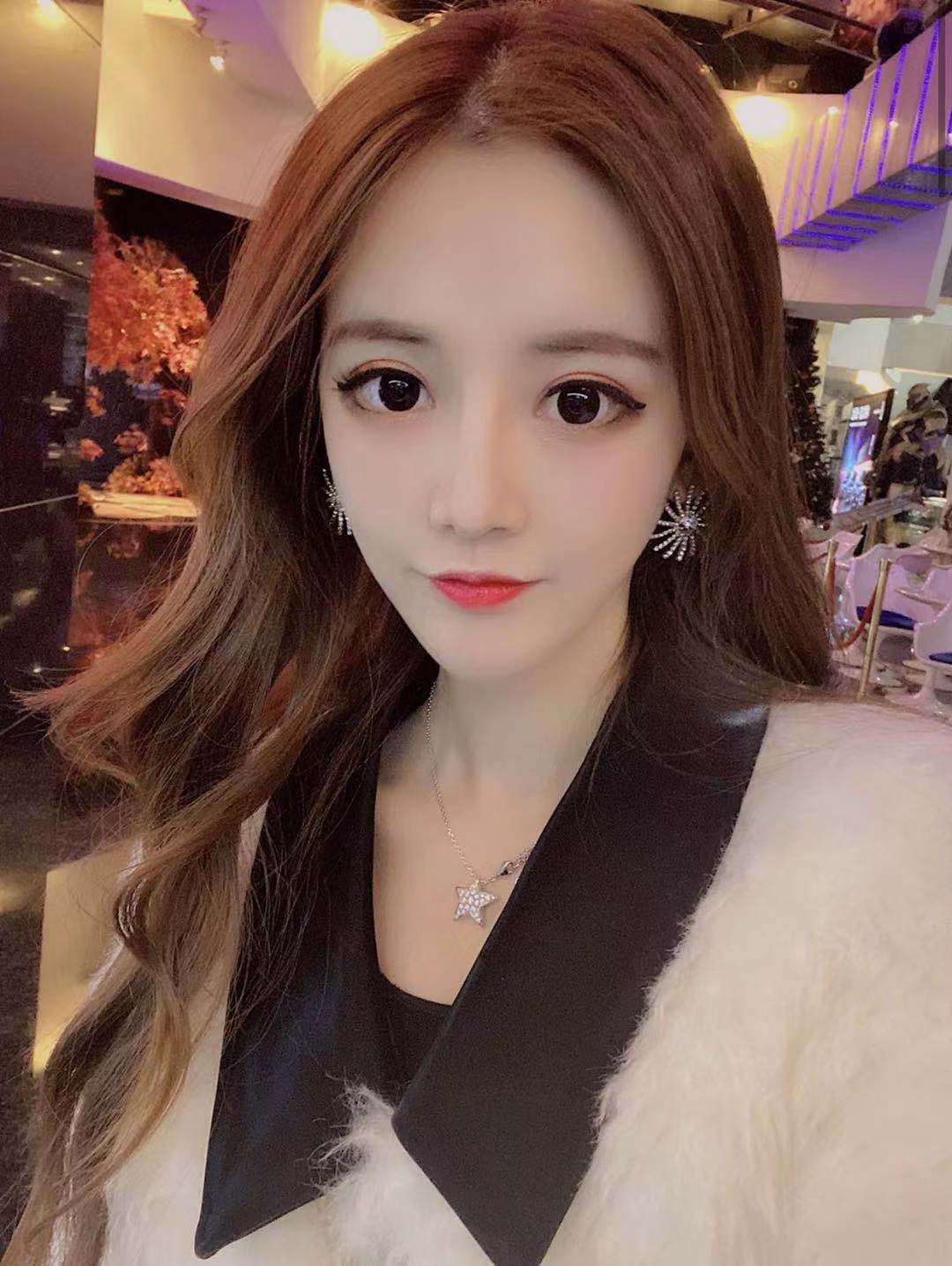 二驴夫妇惹怒李辰轩女友周周珍直播间互怂,最后向李辰轩道歉