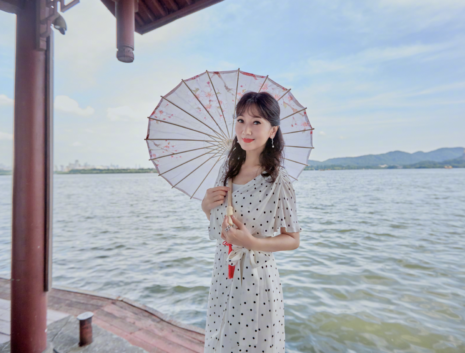 赵雅芝时隔29年西湖边撑伞漫步，波点裙配卷发腰肢纤细，哪像66岁