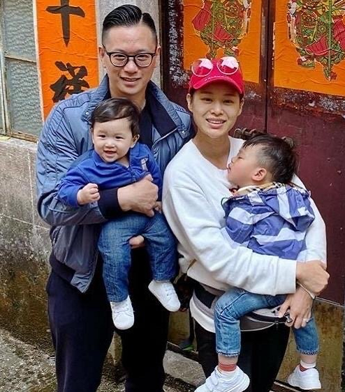 胡杏儿带小儿子玩游乐场，1岁半李奕霖痞帅大气，比哥哥有明星相