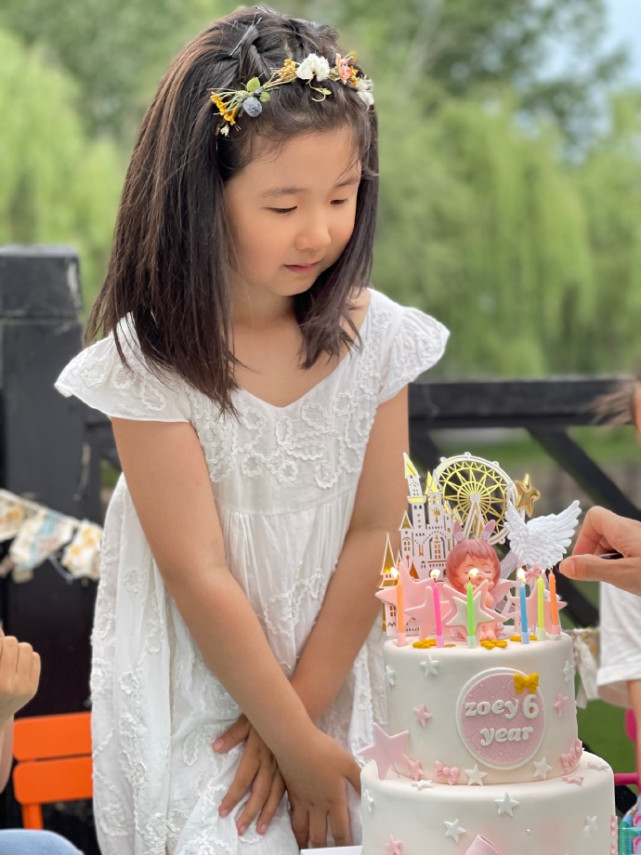 张亮为女儿庆6岁生日，妹妹穿公主裙对着蛋糕许愿，似长发版天天